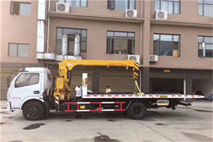 海港附近汽车轮胎更换